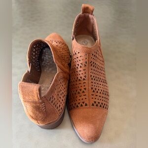 Bella Vita Women's Brown Suede Ankle Boots, Size 8, Zip closure, Heel 1 1/2”